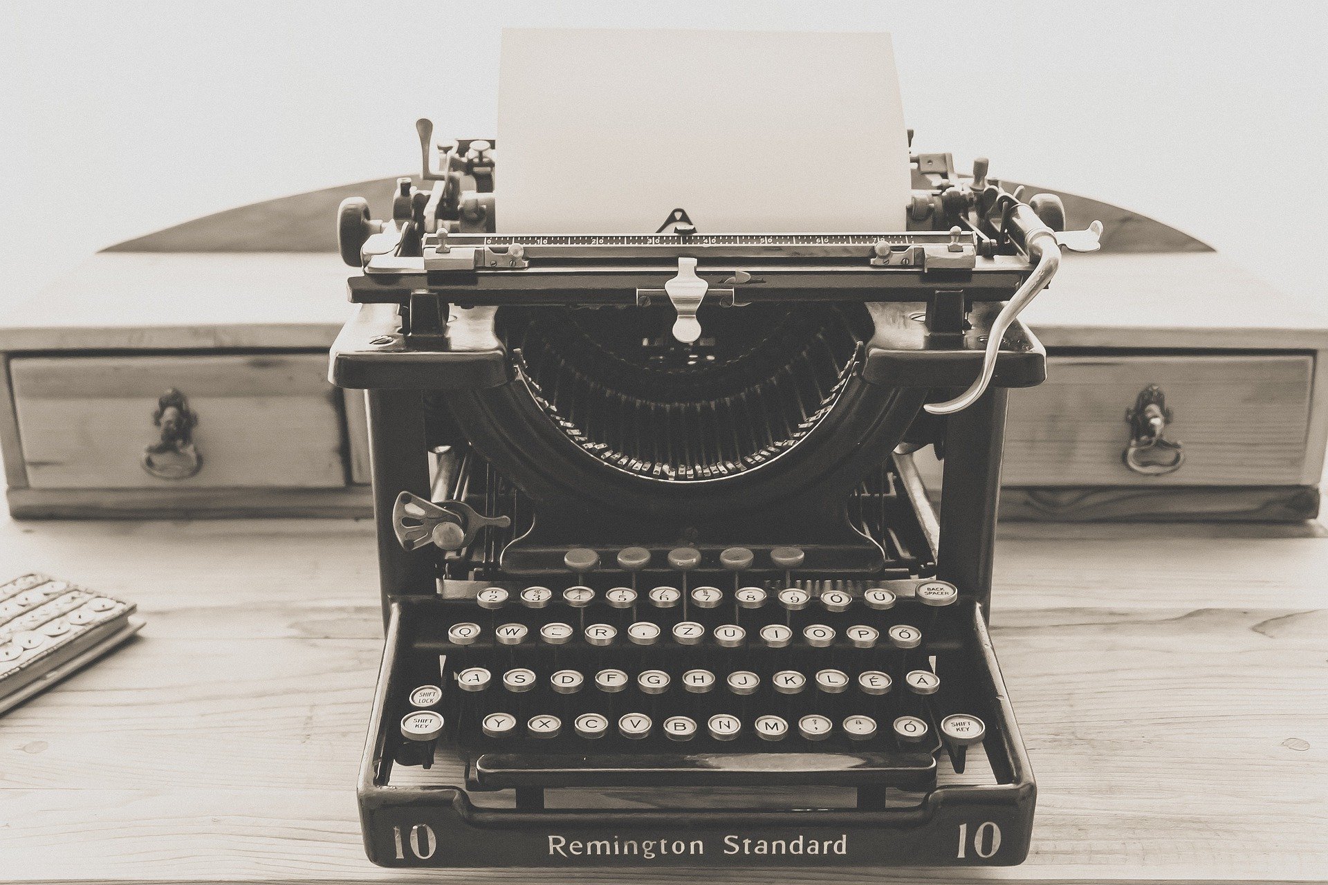typewriter black Remington Standard old-fashioned typewriter