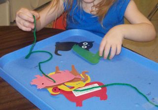 Horse head craft made from paper plates and yarn.